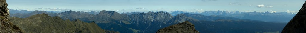 Blick durch die Milchseescharte (2726m) auf die entfernte Kette der Dolomitengipfel; am Horizont sind klar auszumachen die Geisler Spitzen, die Sellagruppe, Lang- und Plattkofel, das Eisfeld der Marmolata sowie Seiseralm, Schlern und Rosengarten (v.l.n.r.),, Texelgruppe, Südtirol