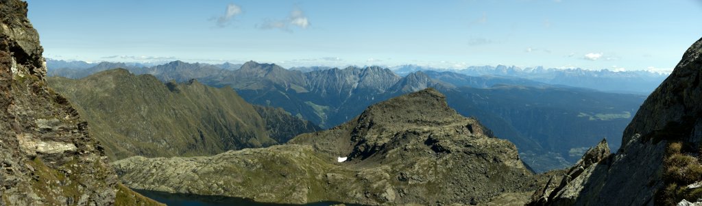 Blick durch die Milchseescharte (2726m) auf Milchsee und den Spronser Rötelspitz (2625m); am Horizont die lange Kette der Dolomitengipfel, Texelgruppe, Südtirol