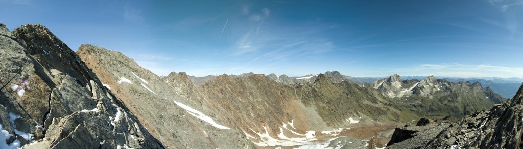 >Im Aufstieg am Gipfelgrat des Roteck (3337m) auf ca. 3100m Höhe; während sich links hinter dem seilversicherten Grat der Gipfel des Rotecks erhebt sieht man auf der anderen Talseite die weißen Gipfel von Hoher Weisse (3278m) und Lodner (3228m), Texelgruppe, Südtirol