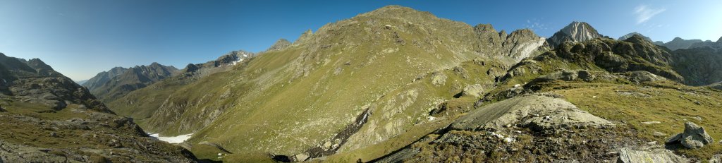 Übergang von der Lodner Hütte (2259m) zur Stettiner Hütte (2875m) durch das Zielbachtal und durch das Johannesschartl (2854m); der dominant hohe und mit Gras bewachsene Berg ist die Schwarze Wand (3170m) und ein Berg mit dem bezeichnenden Namen Grosser Schrottner (3005m); rechts neben dem sich als weiße Rinne abzeichnenden Johannisschartl erkennt man wieder die weißen Gipfel von Hohe Weisse (3278m) und Lodner (3228m), wobei Letzterer durch einen vorgelagerten Grat leicht verdeckt ist, Texelgruppe, Südtirol