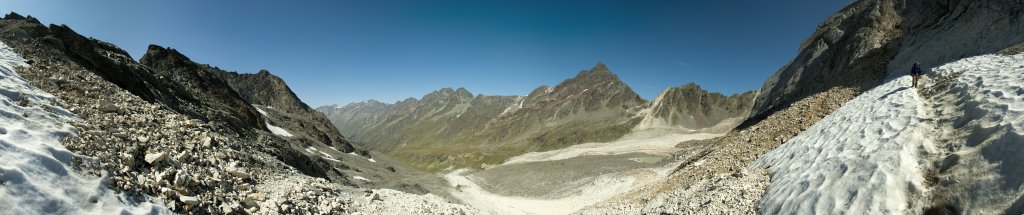 Nach der Durchsteigung des mit Ketten versicherten Johannesschartls (2854m) im Tal des Grubferners (von dem allerdings nicht mehr viel übrig ist); gegenüber vom Eisjöchl (2895m) mit einem Grat hinaufziehend und gut erkennbar der hohe Gipfel der Hohen Wilde (3480m), die bereits zu den Oetztaler Alpen gehöhrt, Texelgruppe, Südtirol