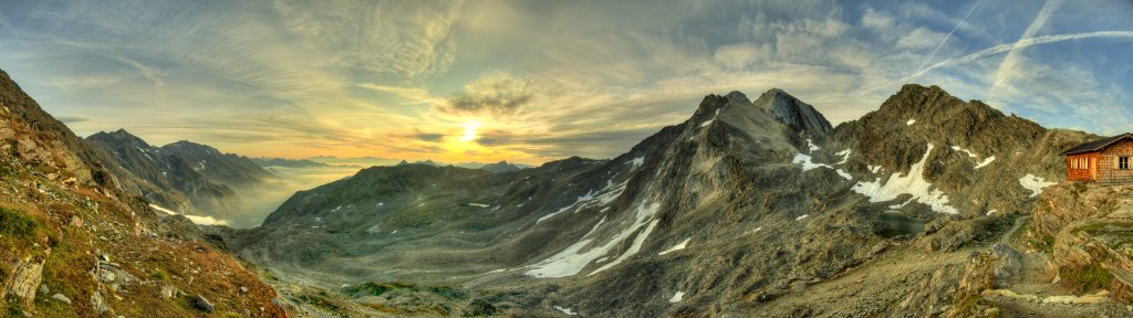 Morgensonne an der Stettiner Huette (2875m) mit Blick nach Osten ins Pfelderer Tal und auf die Gipfel im Östlichen Alpenhauptkamm und in den Dolomiten, Texelgruppe, Südtirol