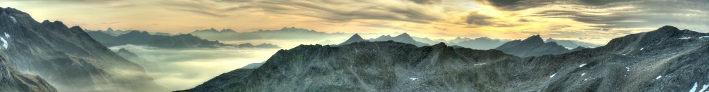 Sonnenaufgang über den Dolomiten und dem Alpenhauptkamm an der Stettiner Hütte (2875m), Texelgruppe, Südtirol