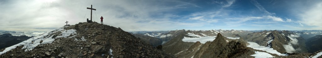 360-Grad-Panorama am Gipfel der Hohen Wilde (3480m) mit Blick auf den spitzligen schwarzen Gipfel des Hohe Wilde Nordgipfels (3456m) und den nach Obergurgl hinabziehenden Langtaler Ferner, Oetztaler Alpen, Tirol