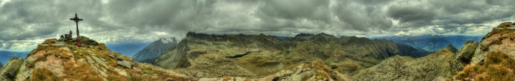 360-Grad-Panorama vom Gipfel des Spronser Rötelspitz (2625m) mit Blick über Hochgangschartl (2441m), den bereits in drohenden Wolken eingehüllten Tschigat (2998m), den Langsee mit darüber erkennbarer Milchseescharte (2726m) und Spronser Joch (2581m), Oberkaser (2131m), Kaser und Pfitscher Lacke sowie Muthspitz (2294m), Texelgruppe, Südtirol