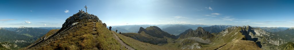 Blick von der Rofanspitze (2259m) über Sagzahn, Vorderes Sonnwendjoch und Heidachstellwand sowie über den Alpenhauptkamm in Süden, Rofangebirge