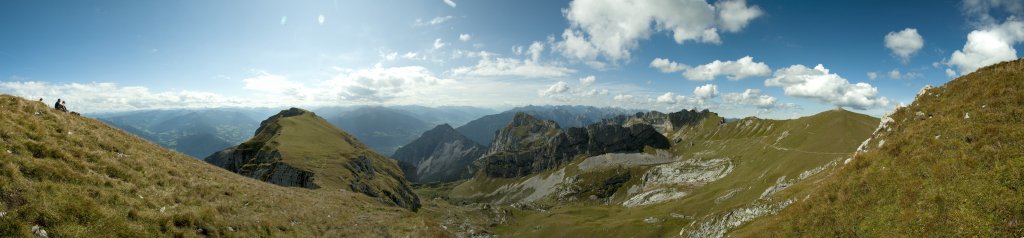 Blick vom Gipfel des Sagzahns (2228m); links in der Nachbarschaft ist das Vordere Sonnwendjoch (2224m) und rechts der auf dieser Seite harmlos-grasige Gipfel der Rofanspitze (2259m) zu erkennen während in der Mitte Ebenerjoch (1957m) und Heidachstellwand (2192m) zu sehen sind, Rofangebirge