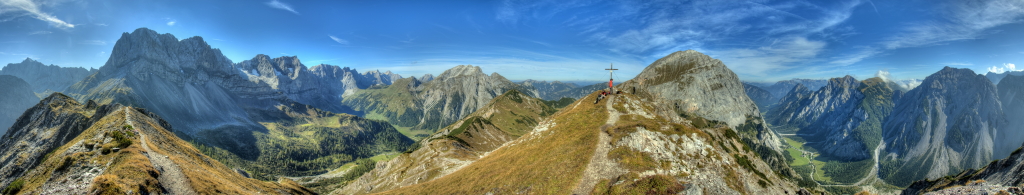 360-Grad-Panorama vom Gipfel der Hahnkampl Spitze (2080m) mit grandiosem Rundumblick auf Lamsenjochhütte (1953m), Lamsenspitze (2508m), Laliderer Wände bis zur Birkarspitze (2749m) und Ödkarspitze (2743m), Hohljoch, Gumpenspitze (2170m) und Gamsjoch (2452m) - zwischen den Beiden die Östliche Karwendelspitze (2537m), Sonnjoch (2438m), Falzthurntal sowie die gegenüberliegende Bergkette mit Rappenspitze (2223m), Lunstkopf (2142m), Rauhem Knöll (2277m) und Schafjöchl (2157m), Karwendel