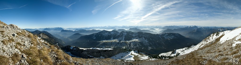 Panorama vom Hinteren Sonnwendjoch (1986m). Im Osten sind Zahmer und Wilder Kaiser gut zu erkennen. Im Süden erstreckt sich die lange Kette der Berge im Alpenhauptkamm, unter denen auch Großglockner und Großvenediger auszumachen sind. Weiter im Westen sind das Rofangebirge, der Guffert, Wetterstein mit Zugspitze, Halserspitz und der Schinder zu erkennen. Mangfallgebirge, Oktober 2009.