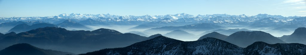 Ausschnittspanorama aus dem Gipfelpanorama in Richtung der Hohen Tauern mit Großglockner und Großvenediger vom Gipfel des Hinteren Sonnwendjochs, Mangfallgebirge, Oktober 2009.