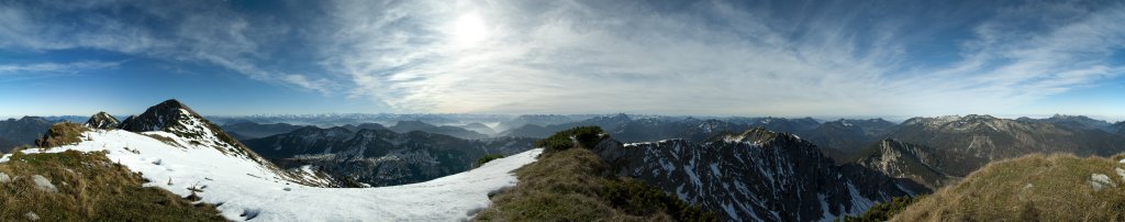 360-Grad-Panorama vom nur weniges niedrigeren Nebengipfel des Hinteren Sonnwendjoches (1986m) im Mangfallgebirge. Zusätzlich zu den vielen Gipfeln im Alpenhauptkamm sieht man im Norden das Gebiet der Rotwand (Spitzingseegebiet) und den Wendelstein. Mangfallgebirge, Oktober 2009.
