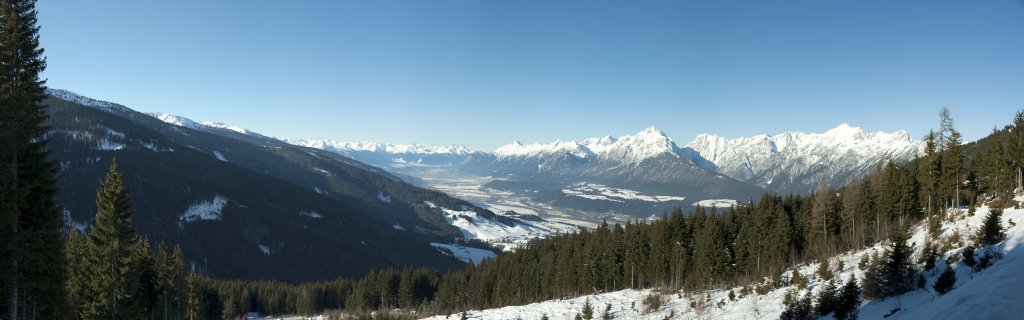 Aufstieg zum Gamssteinhaus mit Blick ins Inntal bei Innsbruck und auf die Karwendelkette mit dem Großen Bettelwurf und dem Hochnissl, Tuxer Voralpen, Januar 2010.
