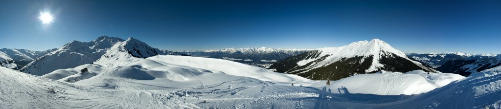 Panorama am Gipfel des Kleinen Gamssteins (1924m) mit Blick auf Sonntagsköpfl (2244m), Gilfert (2506m) und Großen Gamsstein (2142m). Im Norden auf der anderen Seite des Inntals präsentiert sich die Kette des Karwendels mit den Seefelder Bergen, Großem Bettelwurf und dem Hochnissl. Im Osten erheben sich das Kellerjoch (2344 m) und in der unmittelbaren Nachbarschaft der Kuhmesser (2264 m)., Tuxer Voralpen, Januar 2010.