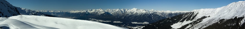 Panorama über die Karwendelkette vom Gipfel des Kleinen Gamssteines (1924m, Tuxer Voralpen, Januar 2010.