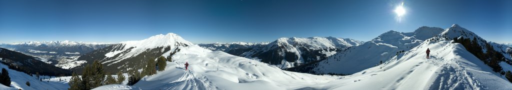 360-Grad-Panorama am Grat zwischen Kleinem und Großem Gamsstein mit Kellerjoch (2344 m) und Kuhmesser (2264 m), dem Skigebiet von Hochfügen, dem Trio aus Sonntagsköpfl (2244m), Gilfert (2506m) und Großen Gamsstein (2142m) sowie dem Blick ins Inntal mit dem fernen Wetterstein und dem Karwendelgebirge, Tuxer Voralpen, Januar 2010.