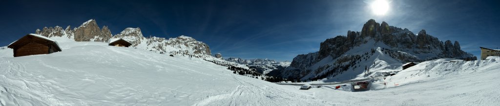 Panorama vom Groednerjoch ueber Cirspitzen, Kreuzkofelgruppe, Fanes und Tofanen sowie die im Sueden dominierende Sella, Dolomiten, Februar 2010.