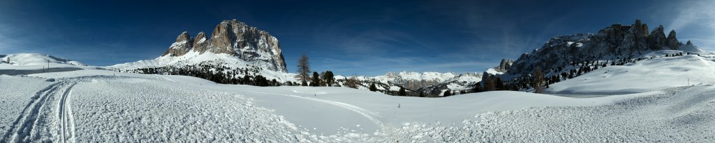 Panorama vom Sellajoch ueber Langkofel, Puetz-Geissler-Gruppe und Sella, Dolomiten, Februar 2010.
