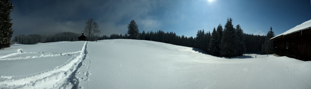 Panorama an der Schwaigeralm auf einer Schneeschuhtour zum Rechelkopf (1328m) bei Gaissach, Mangfallgebirge, März 2010.