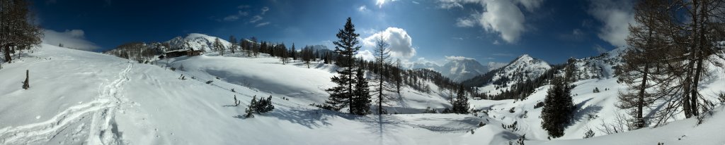 Panorama unterhalb des Schneibsteinhauses (1670m) mit Schneibstein (2276m), Watzmann (2713m) und Jenner (1874m), Hagengebirge, Berchtesgadener Alpen, März 2010.