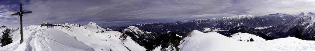 Panorama vom Gipfel der Hochplatte (1813m) mit Blick über Kafell (1906m), Marbichlerspitze (1898m), den Juifen (1988m), Pitzkopf (1670m) und Schulterberg (1686m), Blauberge mit Halserspitz (1862m), Guffert (2195), Hinter-, Hoch- und Vorderunnütz (1078m), das Rofangebirge, die Seekarspitze (2053m) und die Seebergspitze (2085m), Achenseer Berge, Karwendelgebirge, Österreich, März 2010.