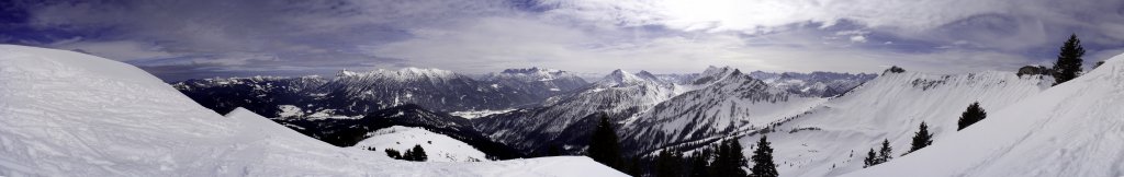 Panorama vom Gipfel der Hochplatte (1813m) mit Blick über Blauberge mit Halserspitz (1862m), Guffert (2195), Hinter-, Hoch- und Vorderunnütz (1078m), das Rofangebirge, die Seekarspitze (2053m) und die Seebergspitze (2085m), Schreckenspitze (2022m) und Zunderspitze (1926m) bis hin zum Rether-Kopf (1926m) und Kafell (1906m), Achenseer Berge, Karwendelgebirge, Österreich, März 2010.