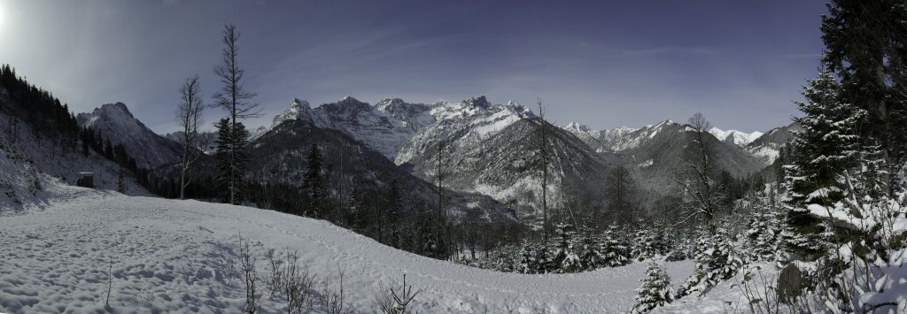 Panorama vom Aufstieg zum Schönalmjoch (1986m) mit Blick auf Gamsjoch, Torwände und Östliche Karwendelspitze, Karwendelgebirge, Österreich, April 2010.