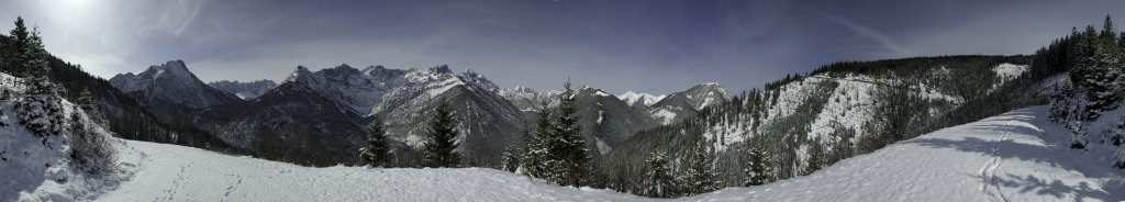 Panorama vom Aufstieg zum Schönalmjoch (1986m) mit Blick auf Gamsjoch, Laliderer Wände, Torwände und Östliche Karwendelspitze, Rappenspitze, Hochalplkopf und Vorderskopf, Karwendelgebirge, Österreich, April 2010.