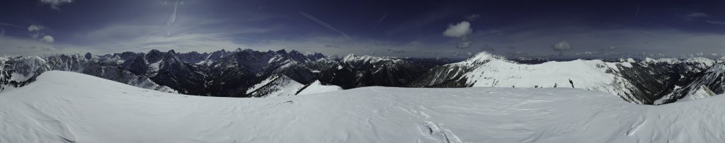 360-Grad-Panorama vom Gipfel des Schönalmjochs (1986m) mit den markanten Nachbarn Schafreuther und Fleischbank, weitem Blick über die Karwendelkette, Soierngebirge & -spitze, Bendiktenwand, Demeljoch und Juifen, Karwendelgebirge, Österreich, April 2010.