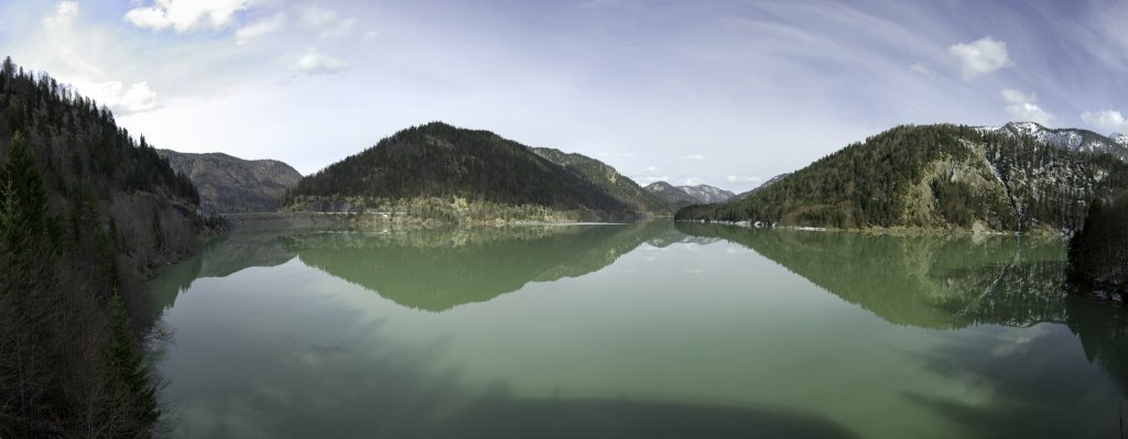 Spiegelbild im noch teilweise von Eis bedeckten Sylvensteinsee, April 2010.