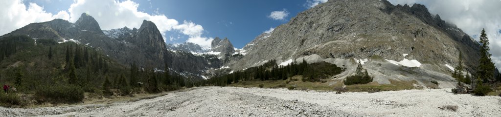 Panorama vom oberen Höllental an der Höllentalangerhütte mit Blick auf Zugspitze und Alpspitze, Wettersteingebirge, Bayrische Alpen, Mai 2010.