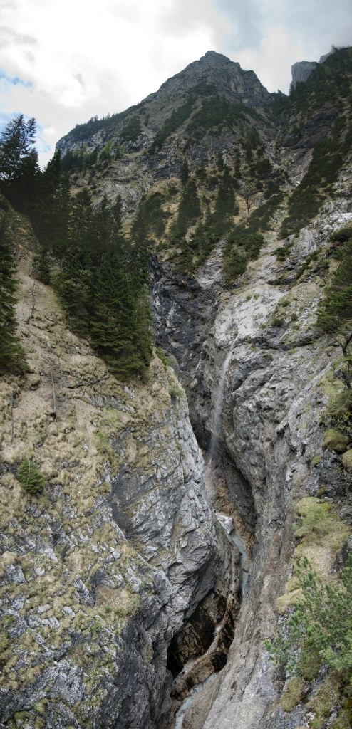 Vertikalpanorama von der Stangensteig-Brücke  (1888 vom DAV erbaut, 73m hoch, 29m lang) über die Höllentalklamm, Wettersteingebirge, Bayrische Alpen, Mai 2010.