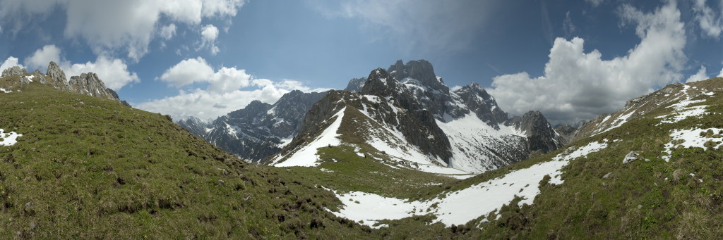 360-Grad-Panorama in der Torscharte (1815m) nördlich der Östlichen Karwendelspitze (2537m), Karwendelgebirge, Österreich, Mai 2010.