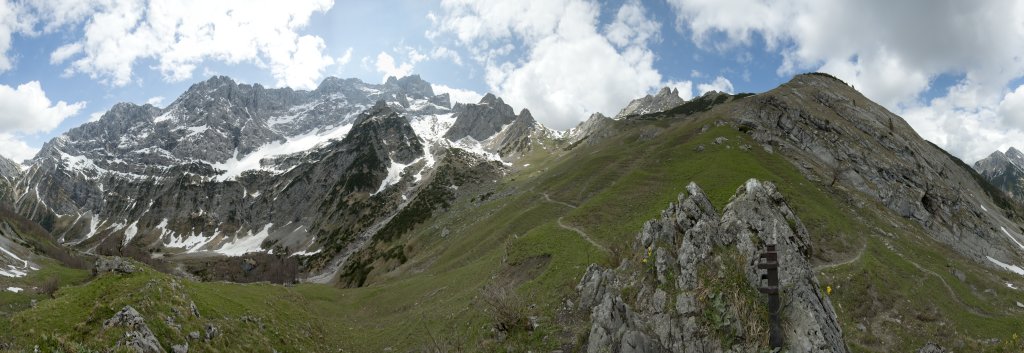 360-Grad-Panorama im Abstieg aus der Torscharte (1815m) unterhalb der beeindruckenden Torwäde, Karwendelgebirge, Österreich, Mai 2010.