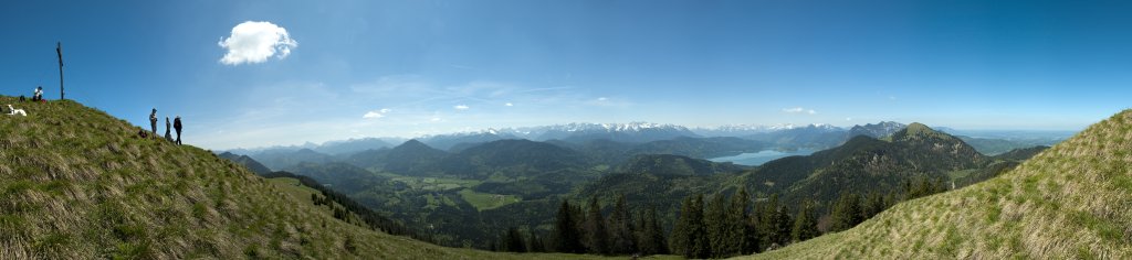 Grandioses Alpen-Panorama am Gipfel des Hirschhörndlkopfes (1515m) oberhalb der Jachenau, Bayrische Voralpen/Jachenau, Mai 2010.
