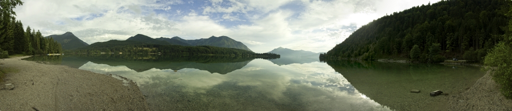 Morgenstimmung am Walchensee mit Blick auf Heimgarten, Herzogstand und Jochberg, Bayrische Voralpen, August 2010.