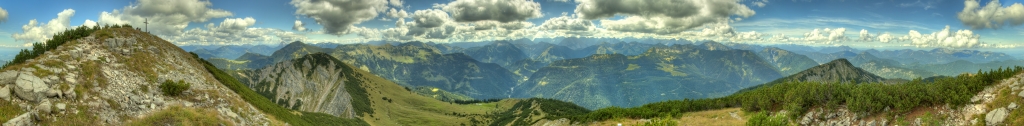 360-Grad-Panorama vom Gipfel des Demeljochs (1923m); Im Osten stehen prominent der Juifen (1987m) und dahinter der Guffert (2194m) während auf der anderen Seite die Östliche Karwendelspitze (2537m), Schafreuter (2101m), Soiernspitze (2257m), Vorderskopf (1858m) und die Benediktenwand (1801m) auszumachen sind; Karwendelgebirge, September 2010.