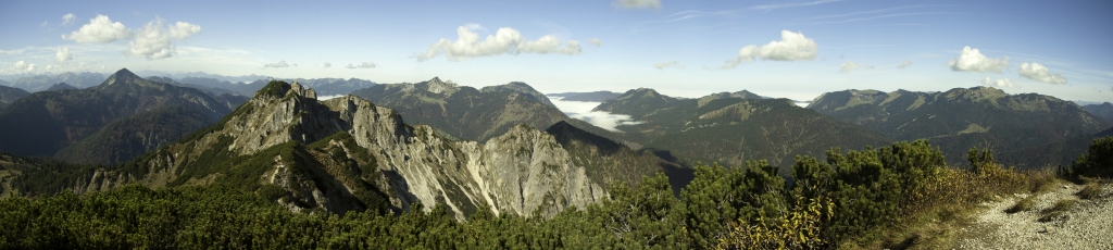 Panorama vom Gipfel des Österreichischer Schinder (1808m) mit v.l.n.r. Halserspitz, Bayrischem Schinder, Risserkogel, Wallberg, nebligem Taleinschnitt zum Tegernsee/Rottach-Egern, Baumgartenschneid, Brecherspitze, Jägerkampl, Taubenstein und Rotwand, Mangfallgebirge, Oktober 2010.