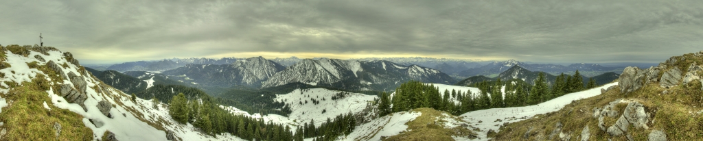 Gipfelpanorama vom Fockenstein (1564m) mit Blick auf die Tegernseer Berge (Hirschberg, Ochsenkamp, Auerkamp, Spitzkamp, Seekarkreuz), das Karwendel und die Benediktenwand, Tegernseeer Berge, Oktober 2010.