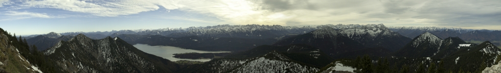 Panorama von der Terrasse der Heimgartenhütte (1785m), die ein grandioses Panorama über Mangfallgebirge, Karwendel, Soierngebirge, Estergebirge, Wetterstein und Ammergauer Alpen bietet, Bayrische Voralpen, Oktober 2010.