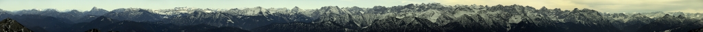 Panorama von der Terrasse der Heimgartenhütte (1785m), die ein grandioses Panorama über Mangfallgebirge, Karwendel, Soierngebirge, Estergebirge, Wetterstein und Ammergauer Alpen bietet, Bayrische Voralpen, Oktober 2010.