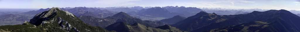 Panorama vom Lacherspitz (1724m) über Chiemsee, Wildalpjoch (1720m), die nahen Chiemgauer Berge, Loferer und Leoganger Steinberge, Zahmen und Wilden Kaiser, Brünnstein (1619m) und Großen Traithen (1851m), über denen der Großglockner und der Großvenediger zu erkennen ist; Mangfallgebirge, November 2010.