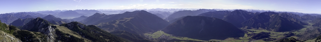 Grosse Gipfelschau vom Wendelstein; in der Nachbarschaft liegt Wildalpjoch (1720m), Lacherspitz (1724m), Brünnstein (1619m) und Großer Traithen (1851m) während am Horizont der Alpenhauptkamm mit dem Großvenediger zu erkennen ist; Mangfallgebirge, November 2010.