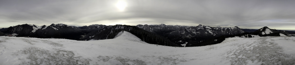 Winterliches Panorama am Gipfel des Rosskopf (1580m), Spitzingsee-Gebiet mit Blick über Taubenstein, Rotwand, Hinteres Sonnwendjoch, den Grat zum Stolzenberg, Schinder, Guffert, Halserspitz und Blauberge, Risserkofel, Blankenstein und Wallberg; Mangfallgebirge, November 2010.