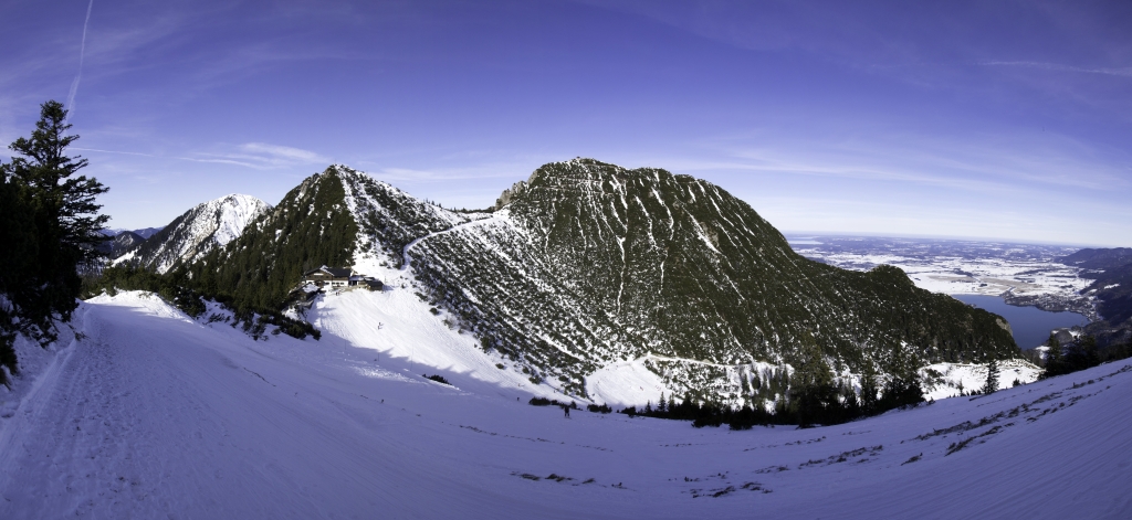 Panorama unweit der kleinen Kapelle auf dem Fahrenbergkopf (1627m) mit Blick auf den Heimgarten (1791m), Martinskopf (1675m), Herzogstand (1731m) und Kochelsee, Januar 2011.