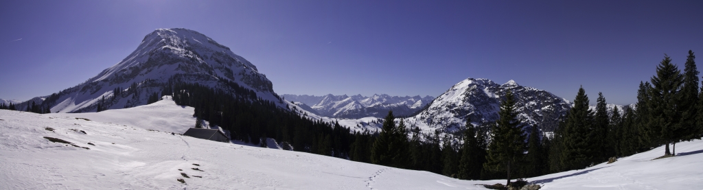 Panorama von den Pitzalmen im Norden des Juifen (1987m) mit Blick auf selbigen, Rotwandalmen sowie Zotenjoch (1881m) und Demeljoch (1923m), Nördliches Karwendel, März 2011.