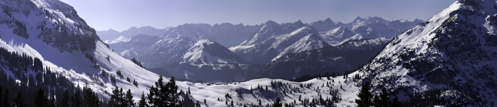 Blick vom Gipfel des Pitzkopfes (1670m) zwischen Juifen (1987m) und Zotenjoch (1881m) hindurch über die Rotwandalmen hinweg auf das Karwendelgebirge, Nördliches Karwendel, März 2011.