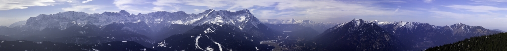 Blick über Wetterstein, Bleispitze, Daniel, Kramerspitze und Ammergauer Alpen vom Gipfel des Wank aus, Estergebirge, März 2011.