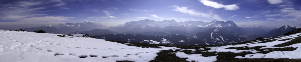 Der Wank bietet einen weiten Rundumblick über Soierngebirge, Karwendel, Wettersteingebirge mit Alp- und Zugspitze, Bleispitze, Daniel und Kramerspitze. Leider ist der Gipfel des Wank mit der Bergbahn, Skiliftanlagen, Antennen, Gipfelrestaurant, Wankhaus und ähnlichem so verbaut, dass er aus keiner Position ein 360-Grad-Panorama mit dem im Norden liegenden Estergebirge erlaubt, Estergebirge, März 2011.