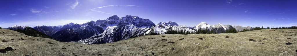 360-Grad-Panorama vom Gipfel des Hochalplkopfes mit Blick auf die Falkengruppe, die Torwände, Östliche Karwendelspitze (2537), Vogelkarspitze (2522m), Vordere und Hintere Schlichtenkarspitze (2354m/2477m), Rappenklammspitze (1835m), Wörner (2476m), Soiernspitze(2257), Schafreuther (2102m) und Schönalmjoch (1986m), Karwendelgebirge, April 2011.