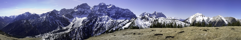Blick vom Gipfel des Hochalplkopfes (1771m) auf Östliche Karwendelspitze (2537), Vogelkarspitze (2522m), Vordere und Hintere Schlichtenkarspitze (2354m/2477m), Rappenklammspitze (1835m), Wörner (2476m) und Soiernspitze(2257m), Karwendelgebirge, April 2011.